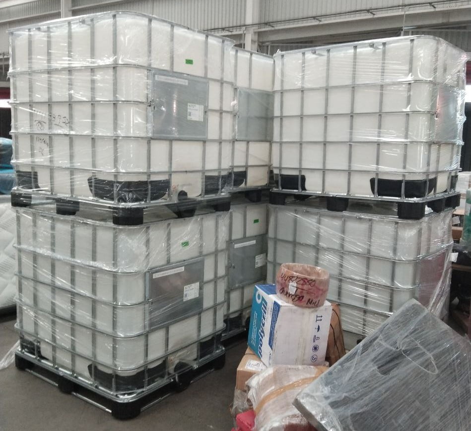 contenedor ibc en almacen